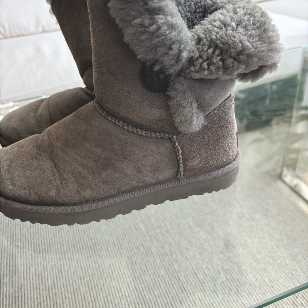 ***SOLD** Ugg Bailey button and Tan Uggs